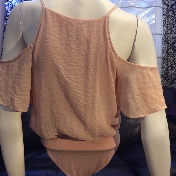 Eyeshadow blush pink cold shoulder v-neck bodysuit - Picture 5 of 8